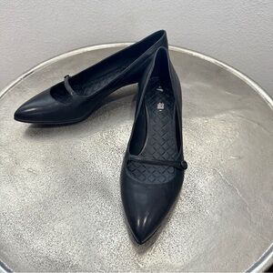 Bottega Veneta black leather pointed toe kitten heels 38